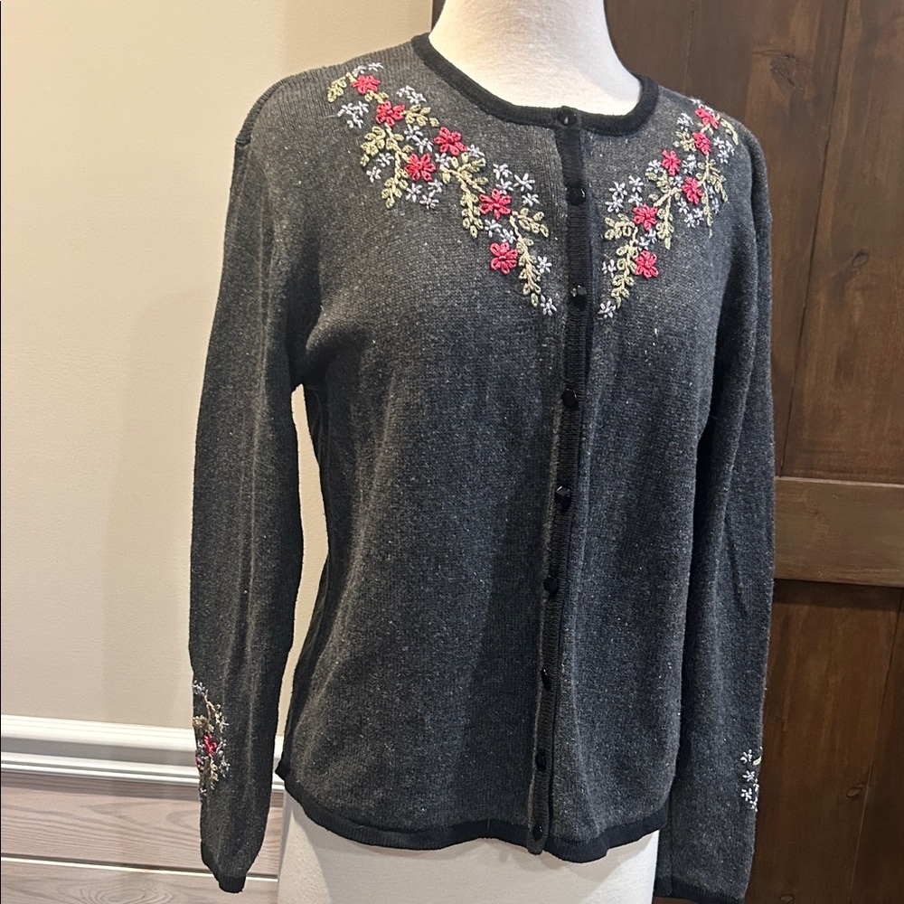 E770 Carolina Colours Sz L Vintage floral embroidery
